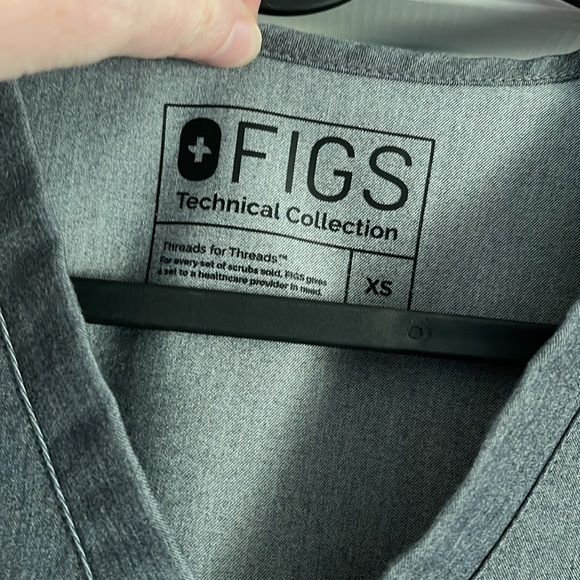 Figs Catarina One Pocket Scrub Top in Graphite Gray - Picture 4 of 5